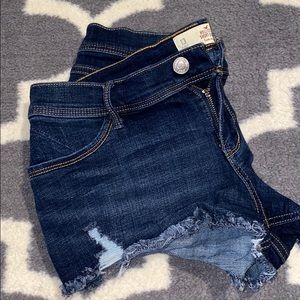 Hollister - Low Rise Jean Shorts